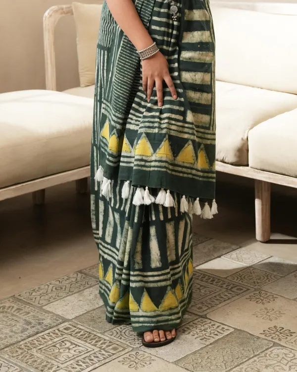 Bottle_Green_Cotton_Geometric_Dabu_Print_Mul_Saree_For_Women
